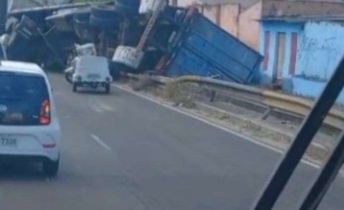 Durante curva trava de carreta quebra e ocasiona acidente