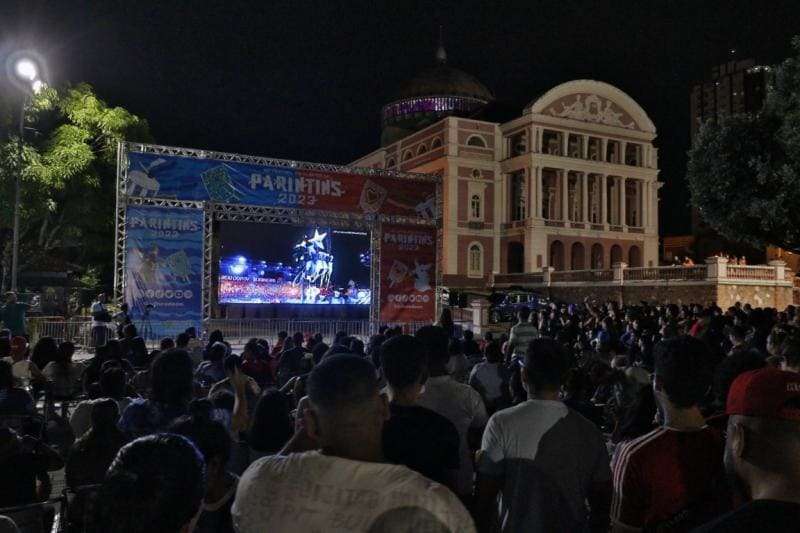 No Largo de São Sebastião, transmissão da última noite do 56º Festival de Parintins encanta torcedores