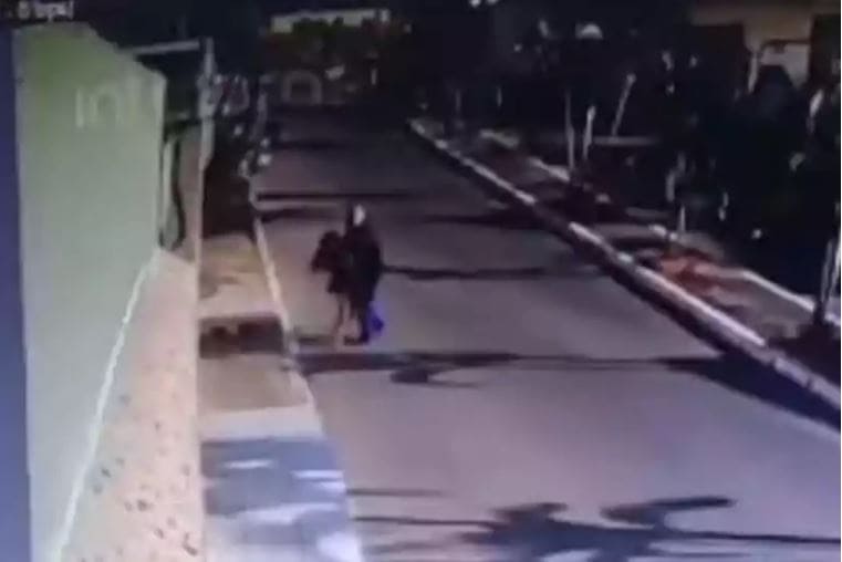 Homem ataca jovem e tenta tirar a roupa dela no meio da rua
