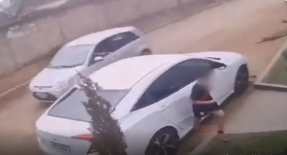 Menino rasteja atrás de carro para fugir de ataque a tiros contra o pai
