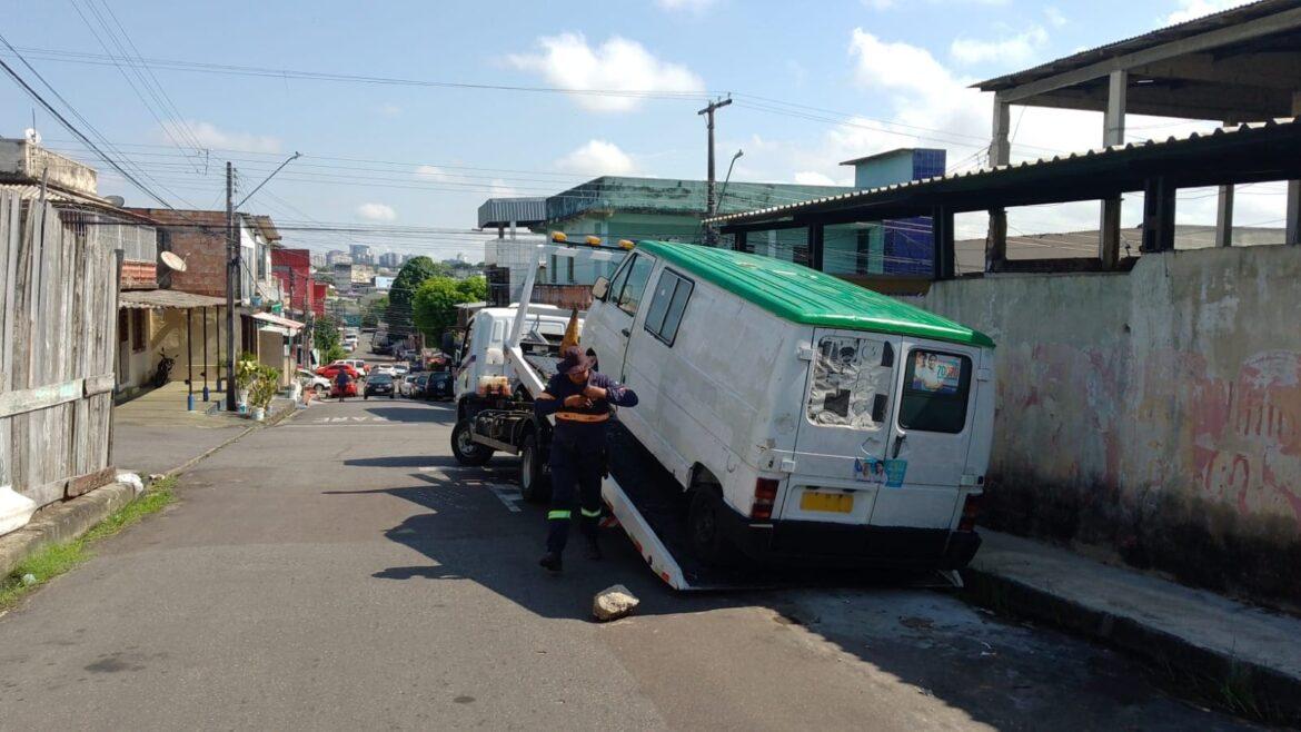 Fiscalização da prefeitura retira veículos abandonados de calçadas na zona Sul de Manaus