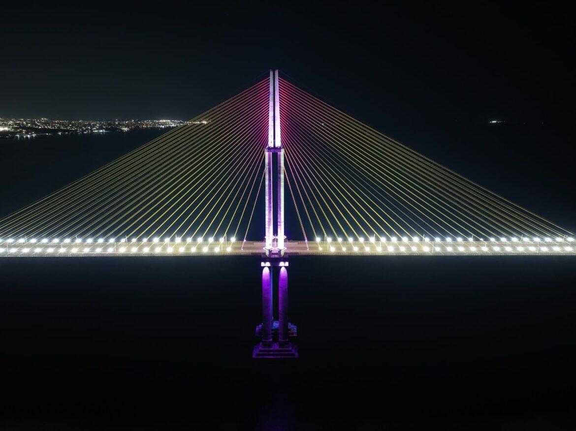 Agosto Lilás: Ponte do Rio Negro recebe iluminação lilás em alusão aos 17 anos da Lei Maria da Penha