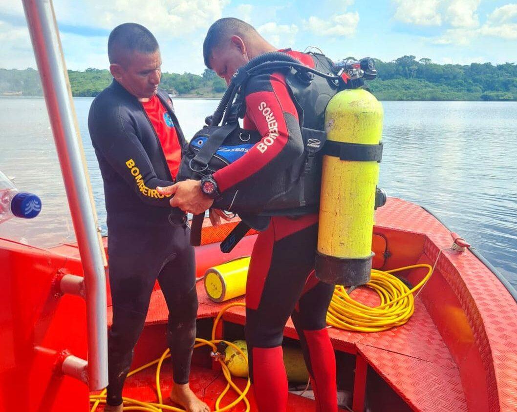 Mergulhadores do Corpo de Bombeiros localizam e resgatam corpo de homem que caiu no rio, em Iranduba