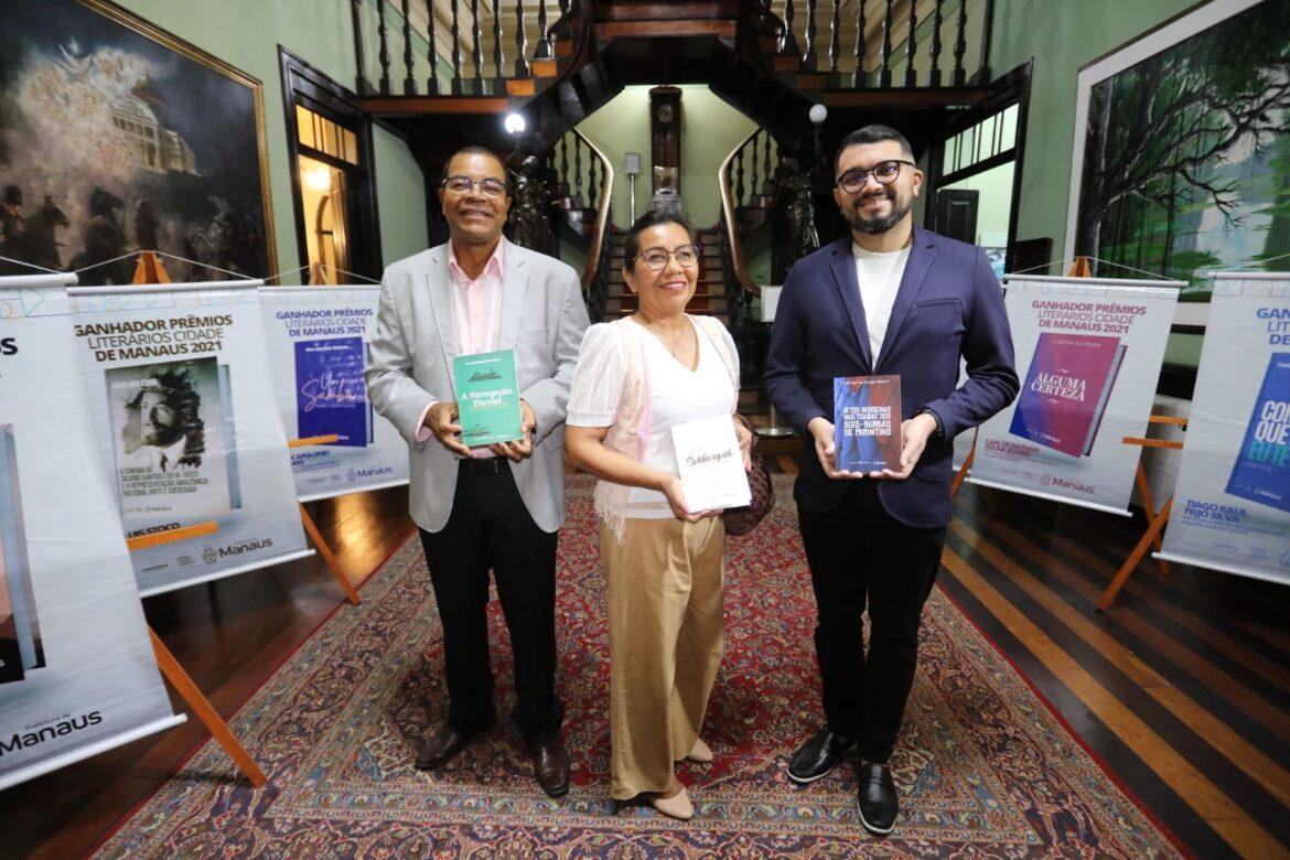 Prefeitura realiza noite de autógrafos com autores vencedores dos prêmios Literários Cidade de Manaus