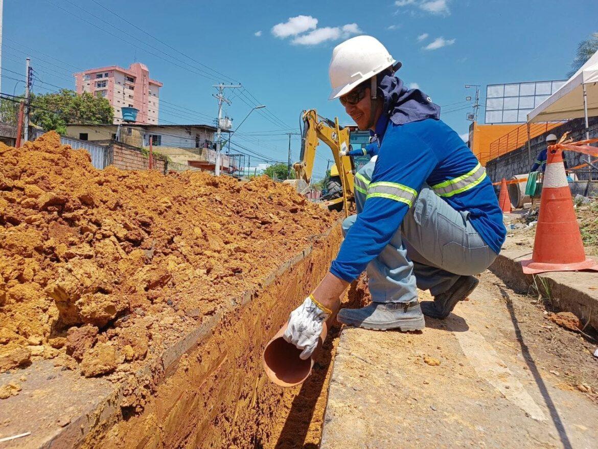 Esgotamento sanitário: mais de 8 mil metros de rede são implantados em vias das zonas Centro-Sul e Sul de Manaus