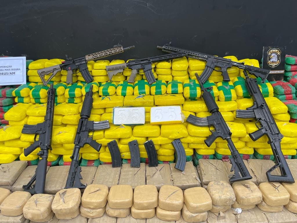 Operação Ultimato apreende cerca de duas toneladas de drogas e sete fuzis de grosso calibre no Rio Solimões