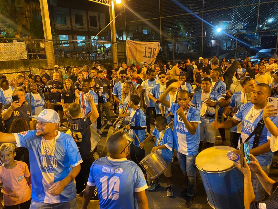 Samba e Funk nas Favelas faz apresentação no Carnaval 2023