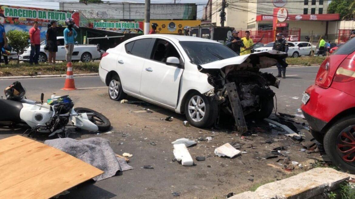 Vídeo: Acidente entre moto e dois carros mata marceneiro na avenida Max Teixeira