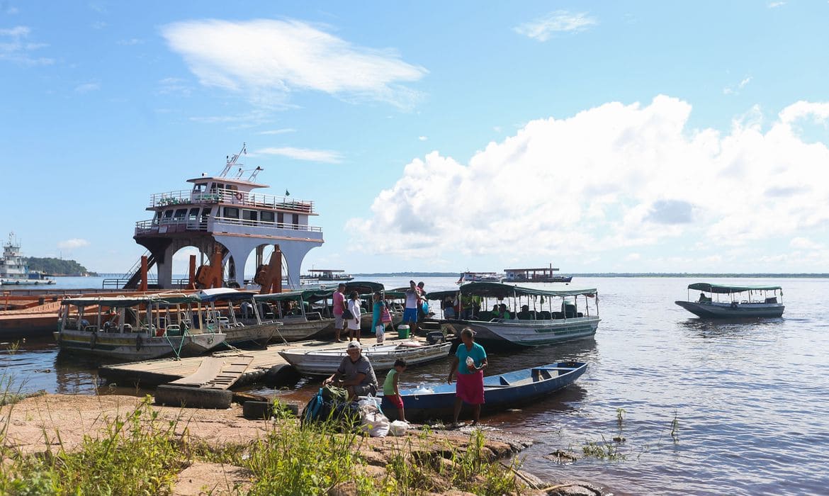 Rio Negro volta a subir com força durante seca histórica