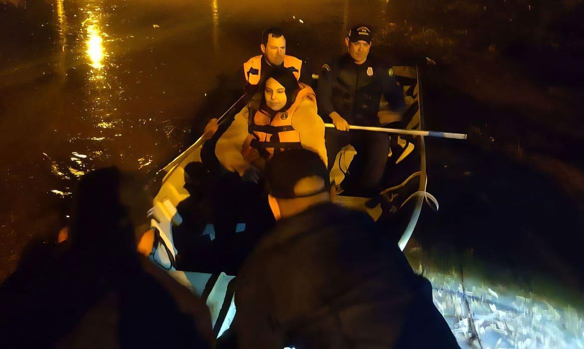 Marinha resgata pessoas ilhadas no Rio Grande do Sul após ciclone