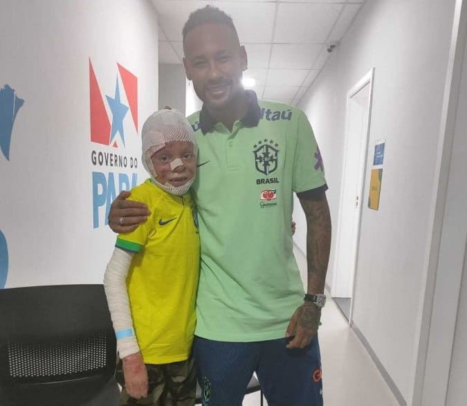 Neymar realiza sonho de menino com doença rara em treino da Seleção