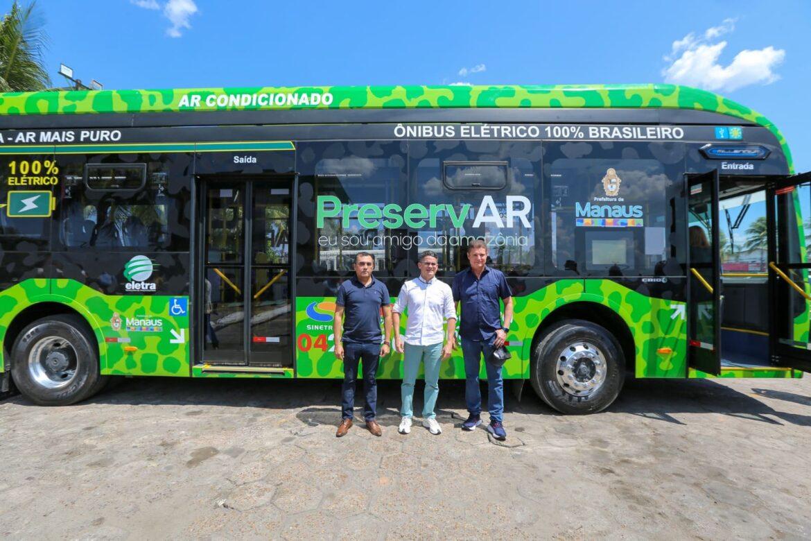 Prefeito David Almeida entrega primeiro ônibus 100% elétrico da região Norte