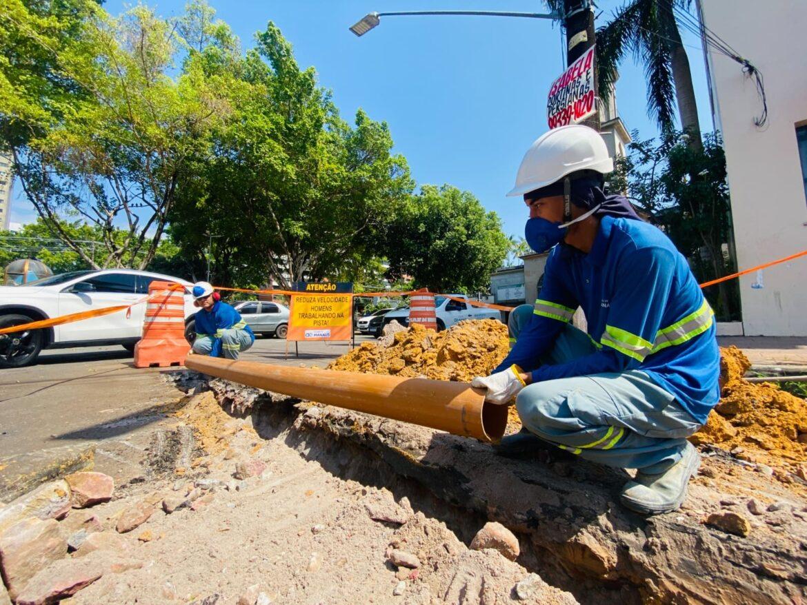 Vias do bairro Adrianópolis recebem obras de implantação de rede de esgoto, nesta semana