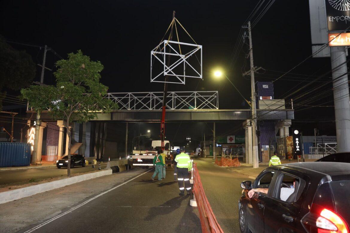 Estrutura metálica da passarela de pedestres da Ephigênio Salles é instalada e obra chega a 80% de execução