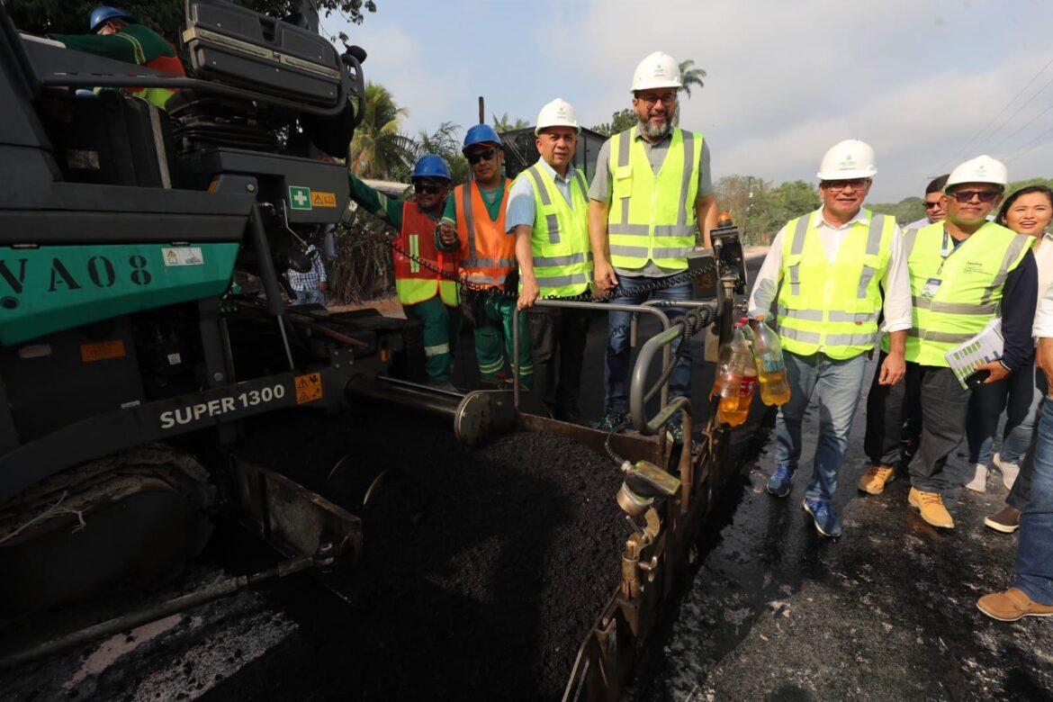 Wilson Lima vistoria obras de modernização da AM-010 e entrega ramal Sulivan Portela pavimentado