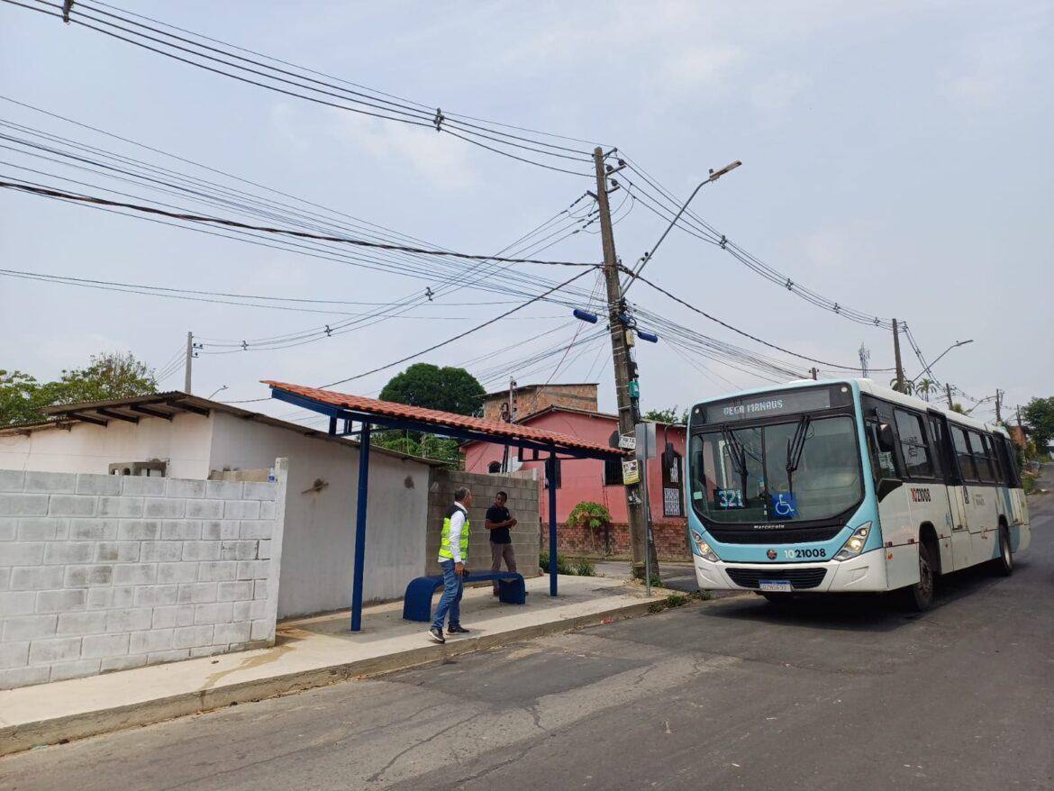 Prefeitura de Manaus implanta ponto de ônibus e prioriza o conforto dos usuários