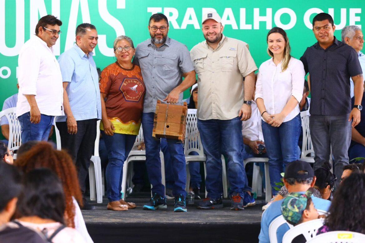 Governo do Amazonas entrega fomento a produtores rurais de Rio Preto da Eva
