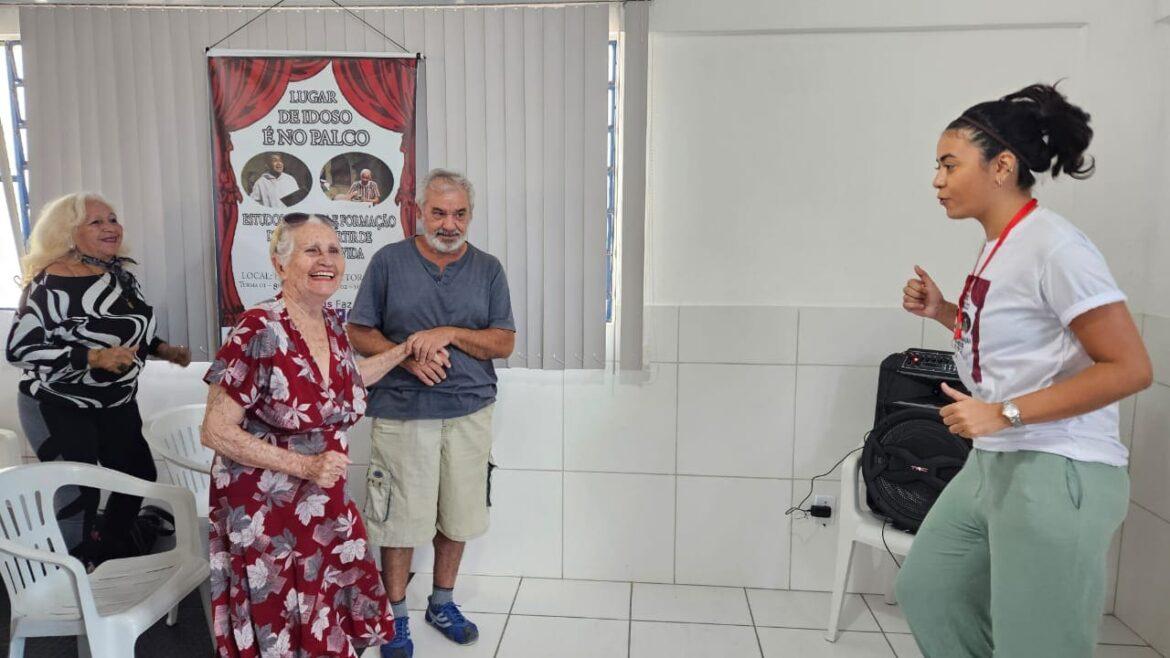 Idosos participam de oficina de teatro do edital Manaus Faz Cultura da prefeitura