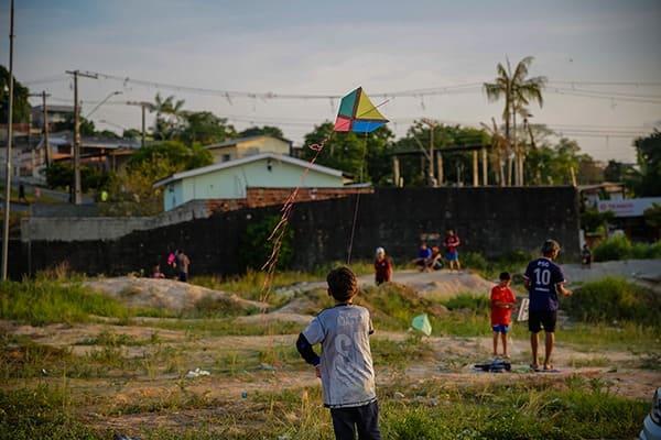 Detran Amazonas alerta a população sobre os perigos do uso da linha de cerol próximo de vias urbanas