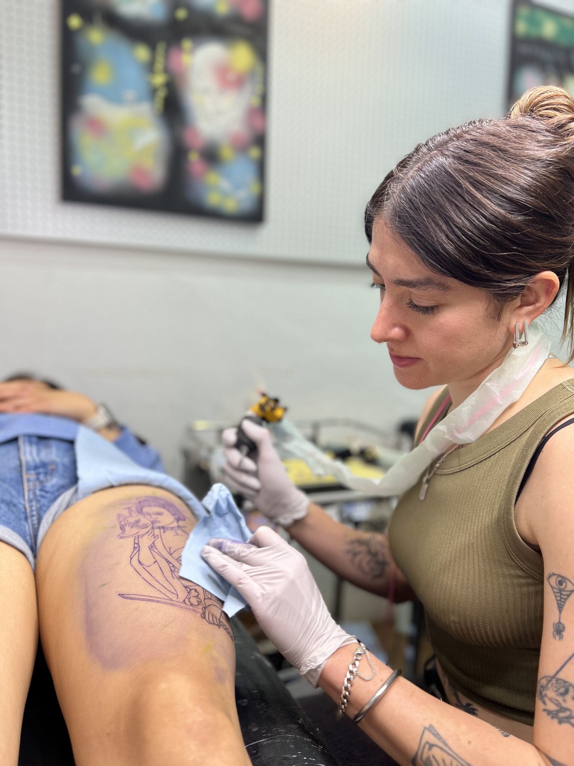 Cresce atuação feminina na indústria de tatuagem