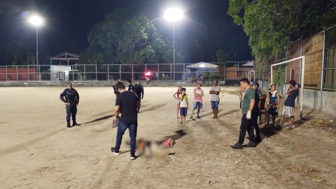 Atiradores matam adolescente em campo de futebol, no Puraquequara