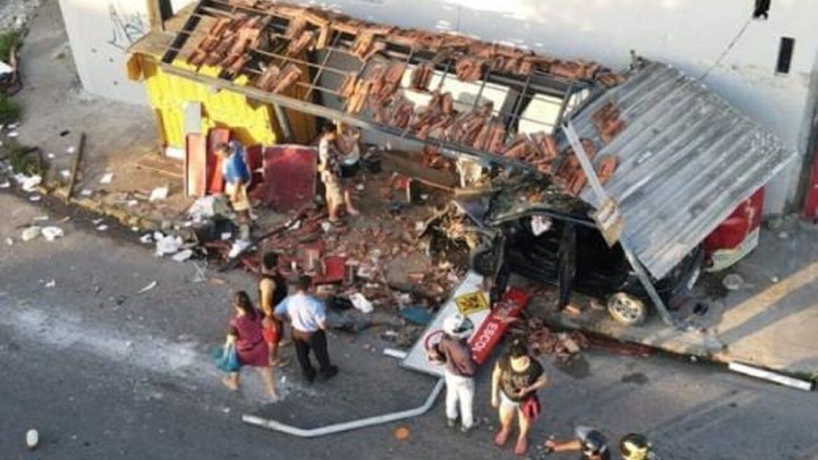 Homem perde a direção e destrói parada de ônibus, no Nova Cidade