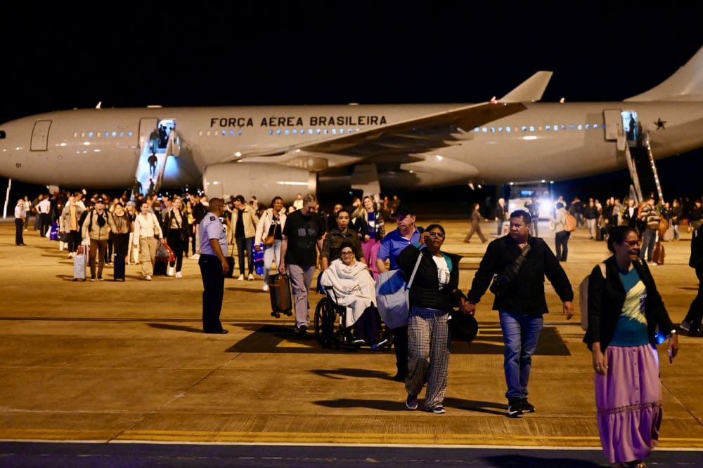 Avião da Força Aérea Brasileira com 211 brasileiros repatriados de Israel chega à Brasília