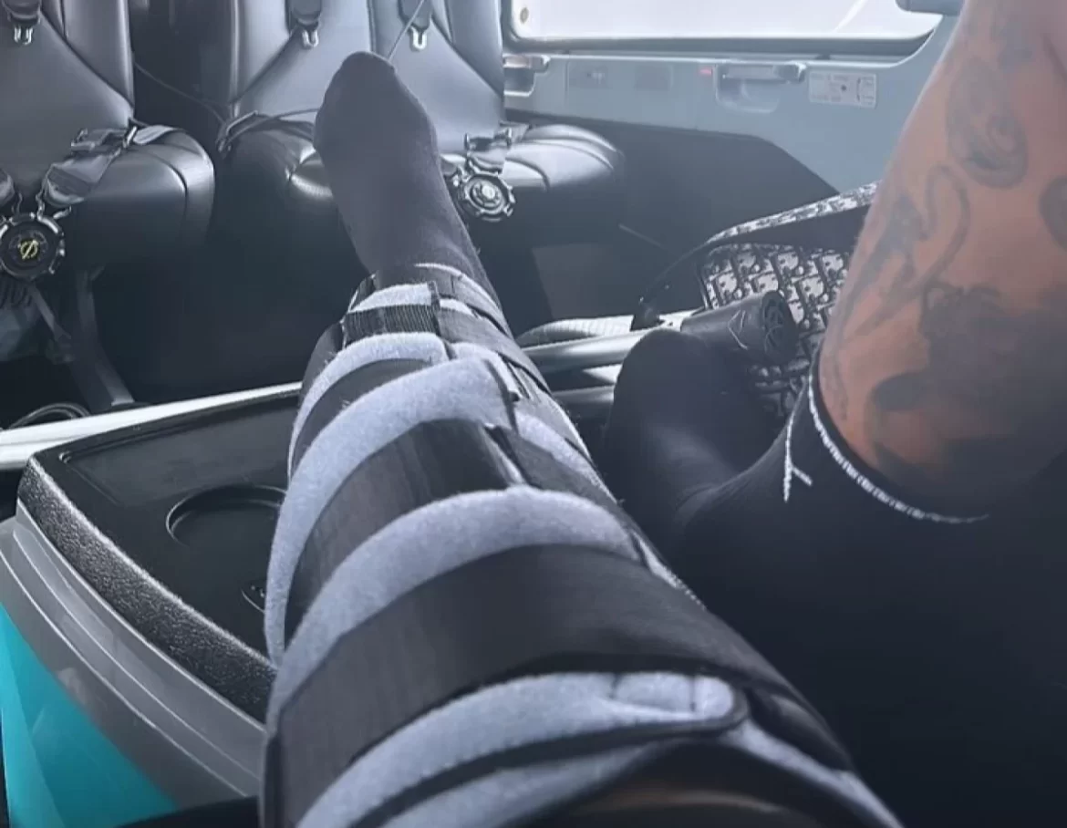 Neymar mostra joelho imobilizado durante voo em jatinho de luxo