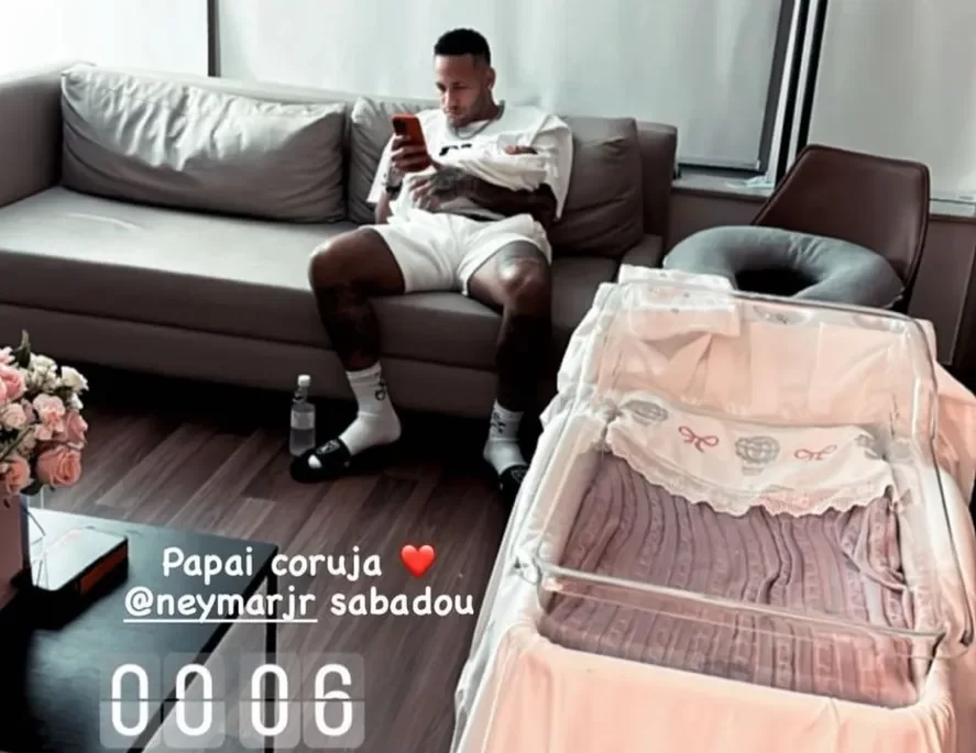 Padrinho de Mavie mostra Neymar cuidando da filha de madrugada: 'Papai coruja'