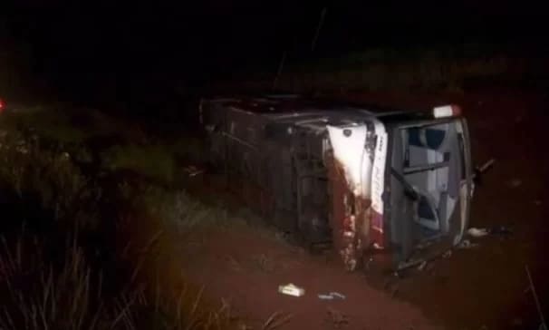 Ônibus capota em excursão e deixa ao menos nove mortos em cidade próxima a Ribeirão Preto (SP)