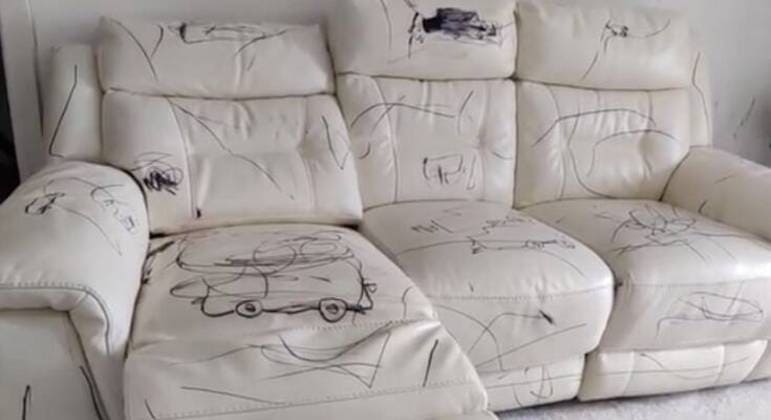 Pai tenta vender sofá todo riscado por seus filhos na internet e é ridicularizado