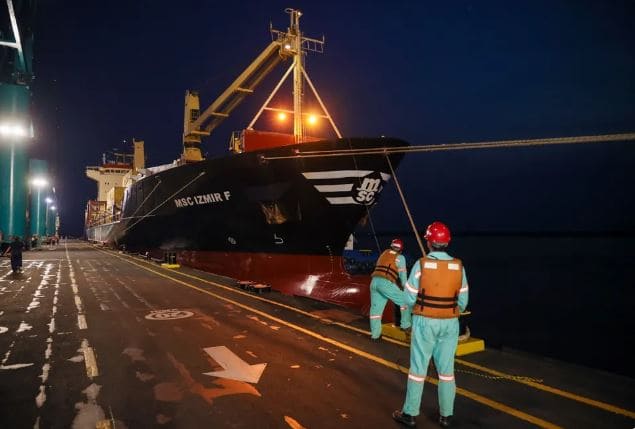 Com seca recorde, porto que atende Zona Franca de Manaus fica mais de um mês sem receber navios cargueiros
