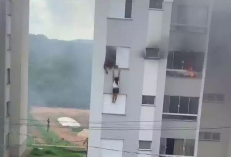 Neta bota fogo em apartamento e tranca os avós, que pulam do prédio