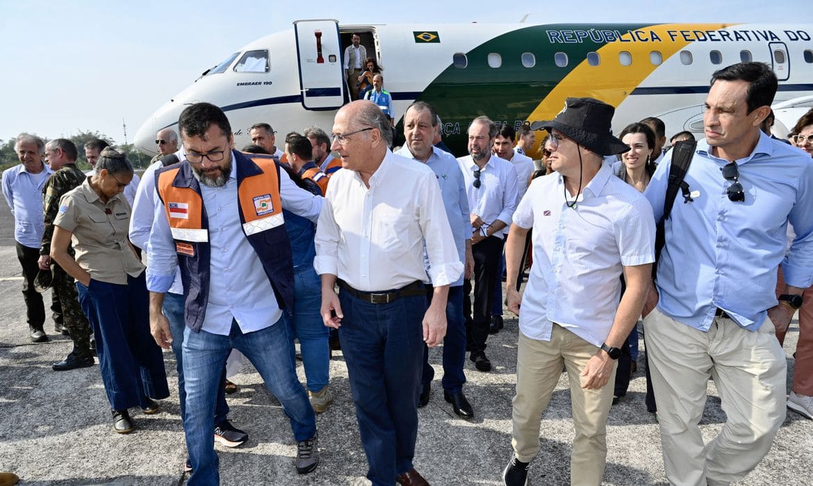 Geraldo Alckmin vem à Manaus e anuncia obras de dragagem e reforço de brigadistas