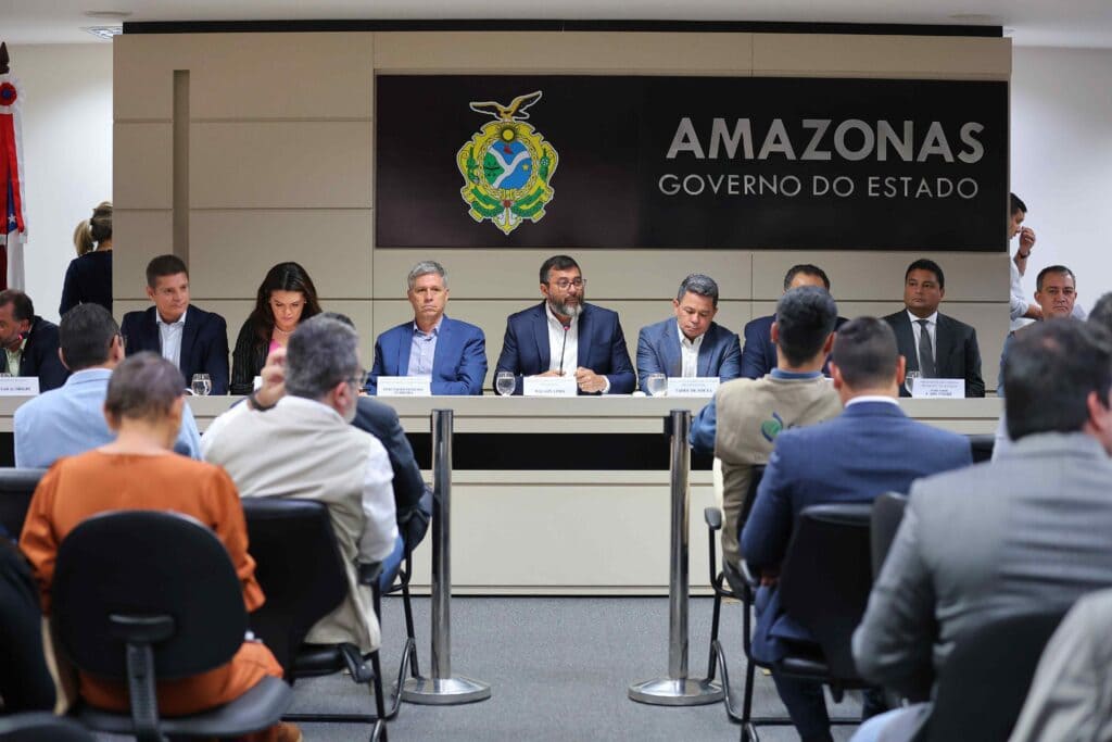 Wilson Lima e ministro Paulo Teixeira assinam acordo de cooperação para ampliar regularização fundiária no Amazonas