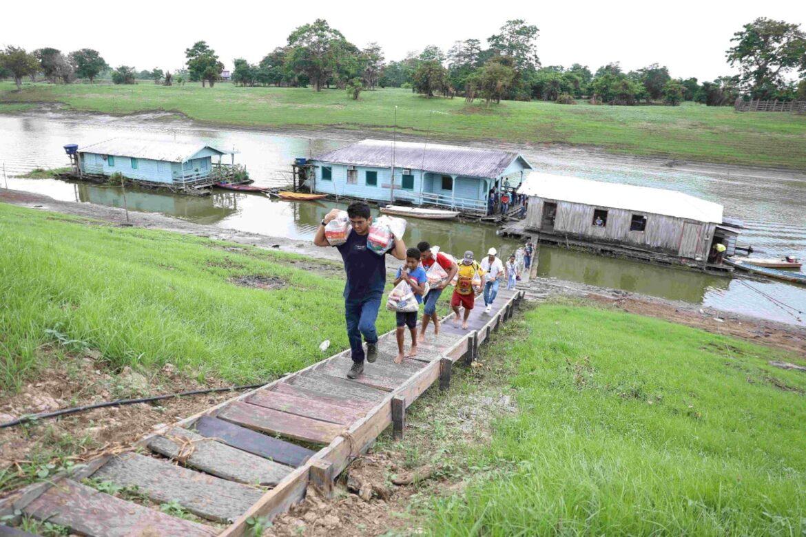 Governo do Amazonas retoma o Merenda em Casa e alunos impactados pela estiagem recebem alimentos