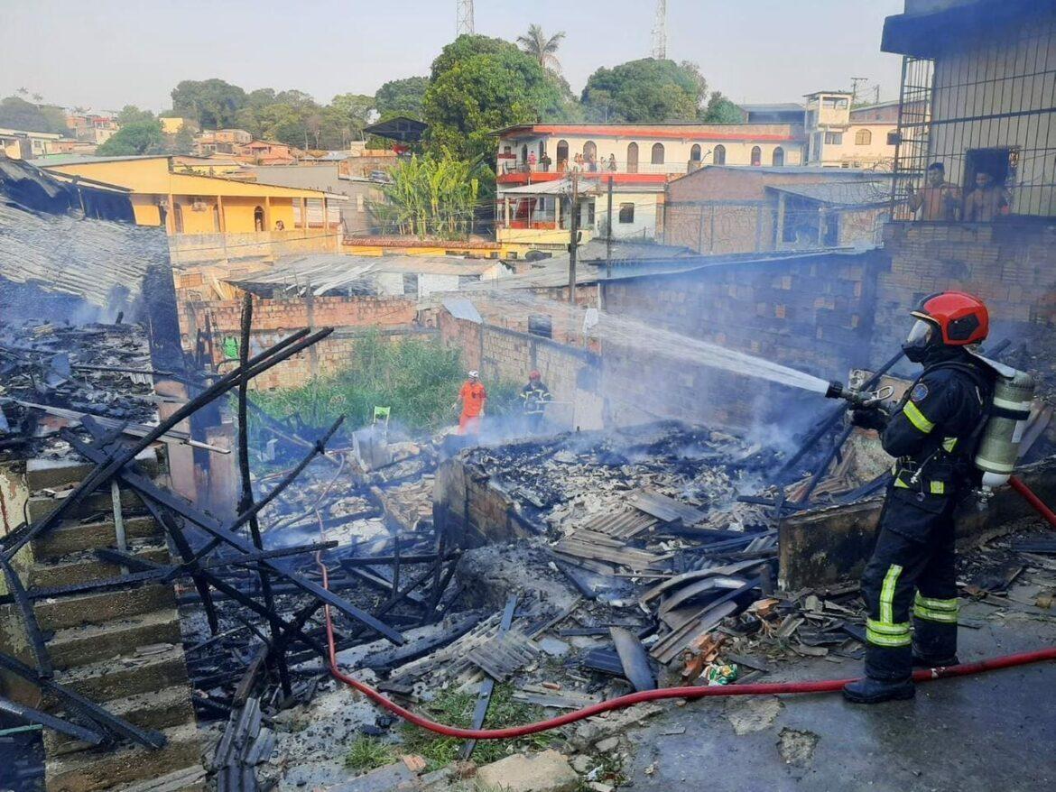 Corpo de Bombeiros impede propagação de incêndio para cinco casas no bairro Japiim