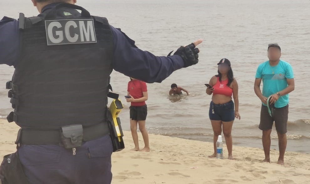Banhistas são retirados da água após ignorarem placas sinalizando a interdição da praia da Ponta Negra