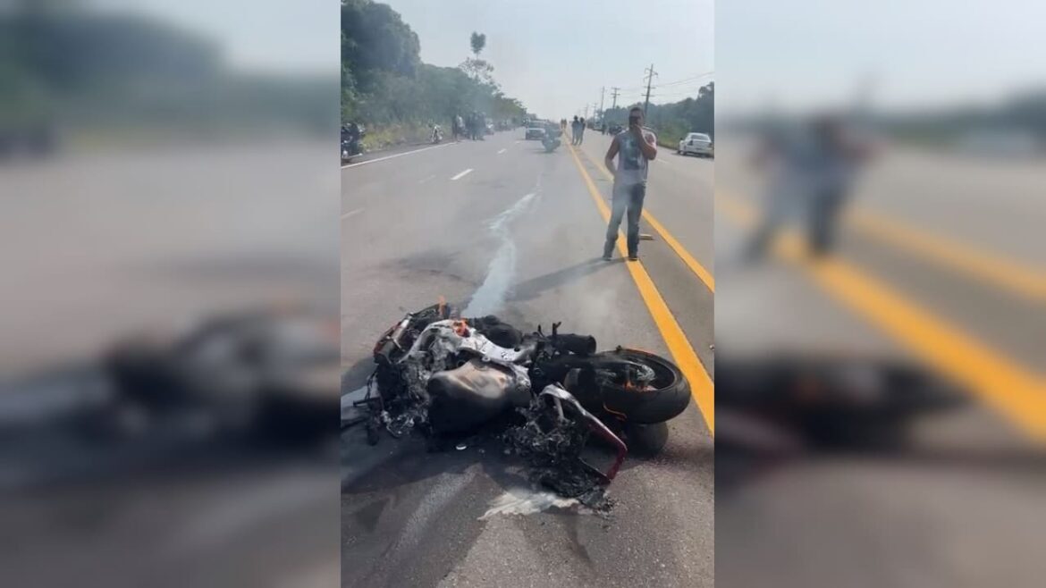 Vídeo: motociclista morre ao ser atingido por carro na estrada de Manacacapuru