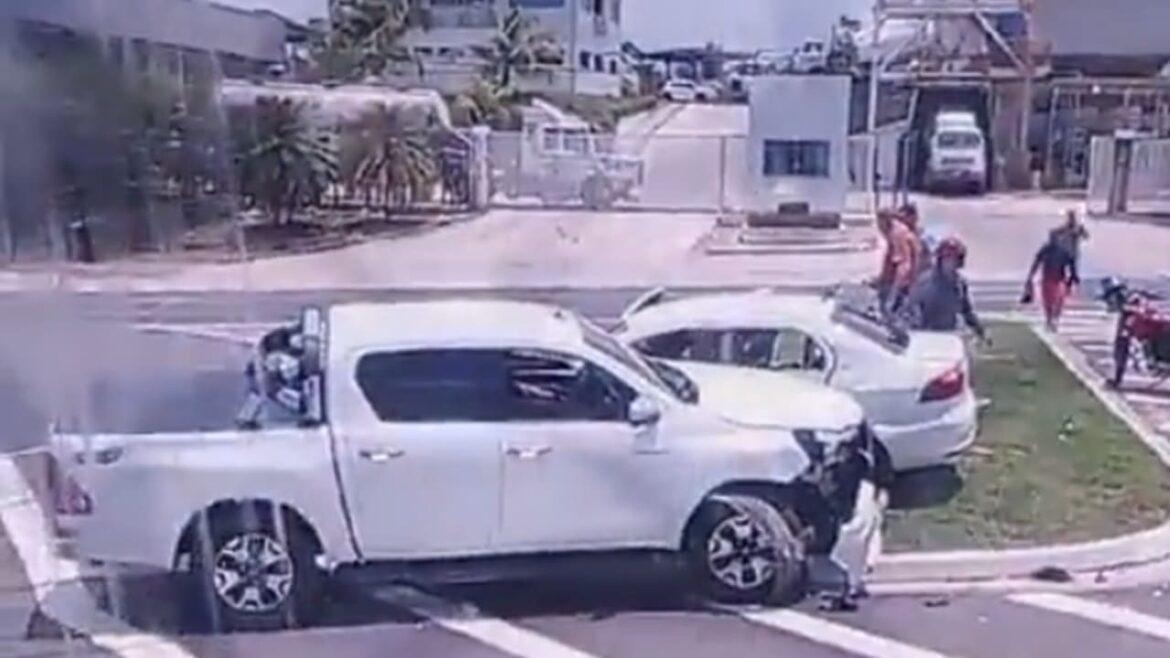 Carro com prefeito de manaus se envolve em acidente com veículo de aplicativo