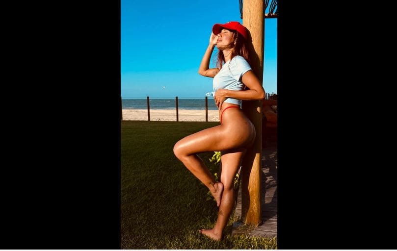 De biquíni, Anitta mostra o bumbum redondinho e ganha elogios