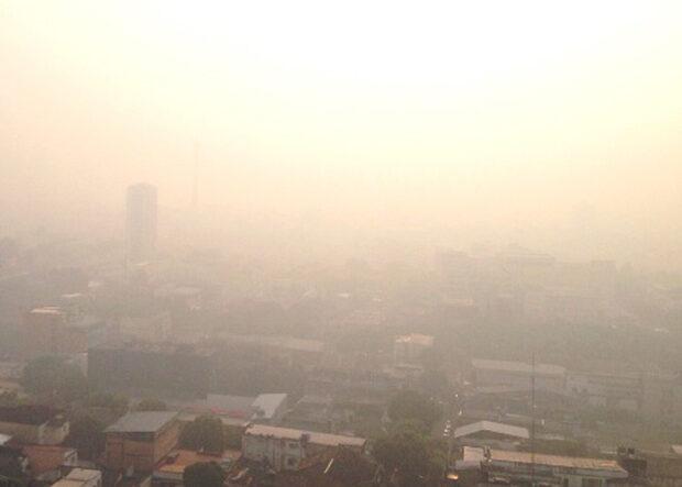 Fumaça cobre Manaus na noite desta quarta-feira (4)