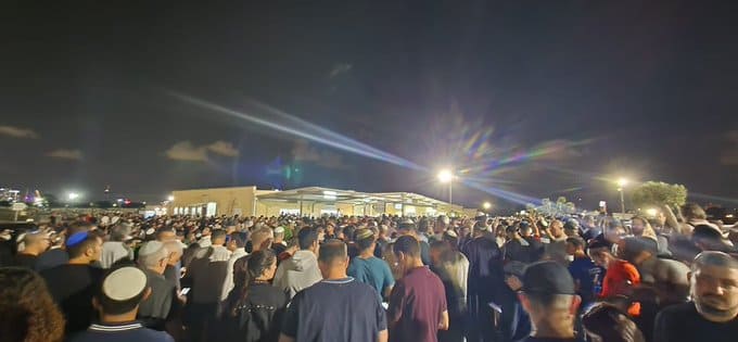 Funeral de brasileira morta pelo Hamas tem multidão e congestionamento