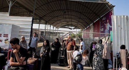 Primeiro grupo de estrangeiros deixa Gaza com destino ao Egito; lista não inclui brasileiros