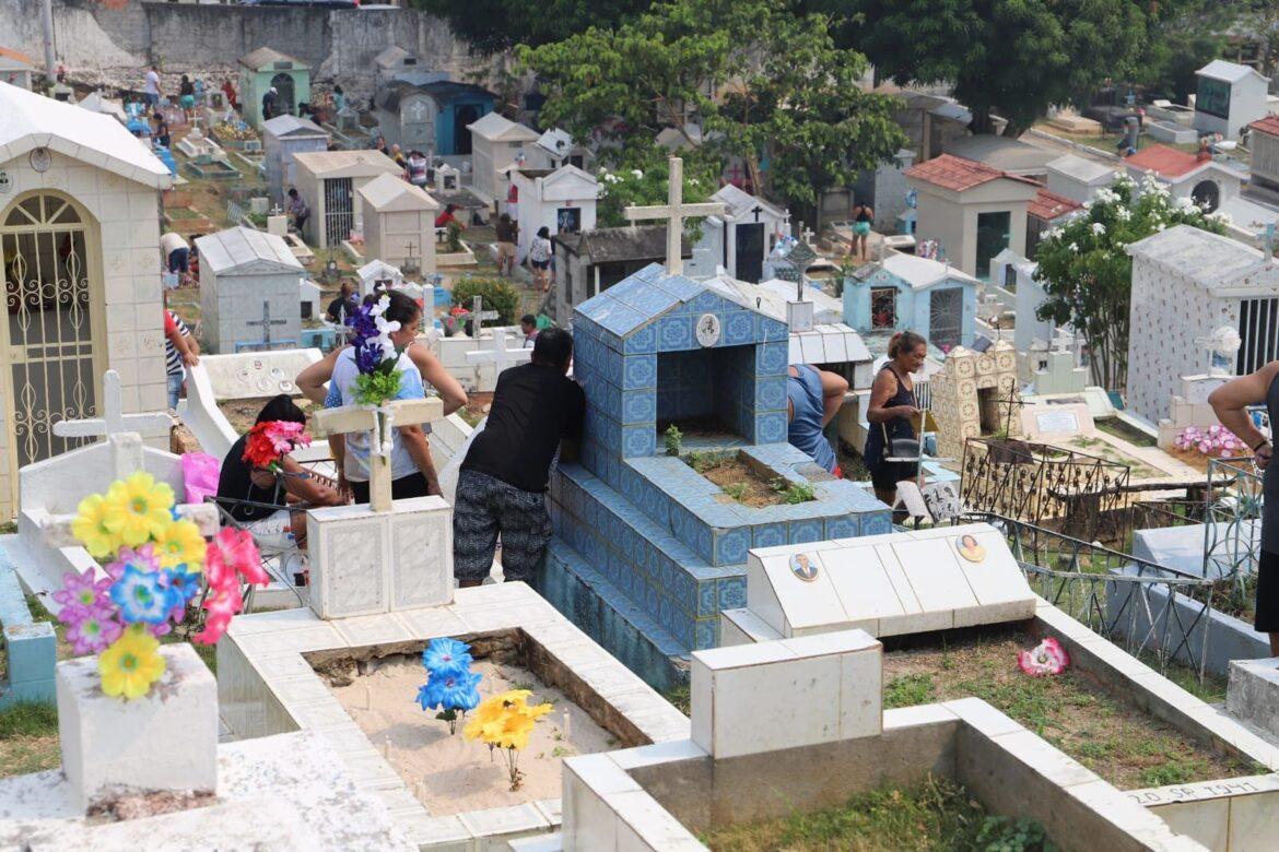 Cemitérios públicos de Manaus recebem visitantes no Dia de Finados