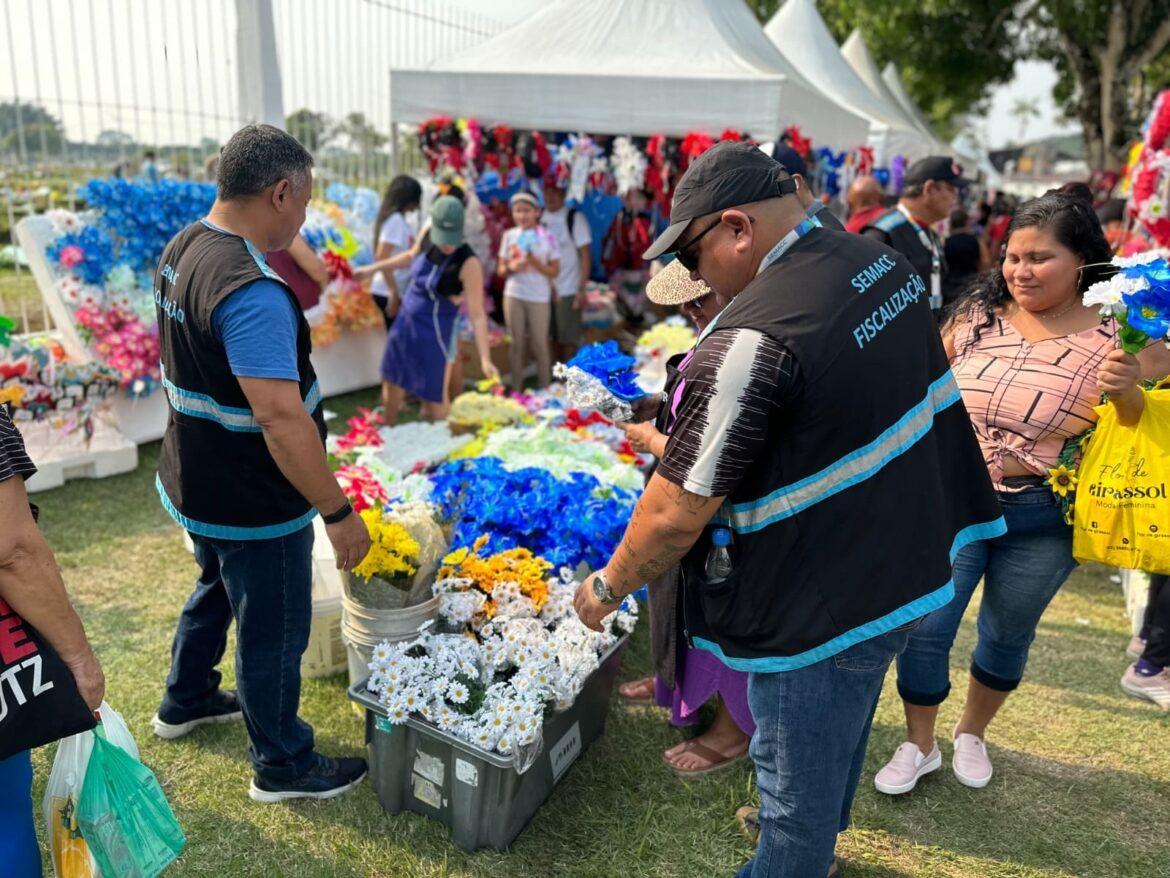 Prefeitura trabalha no ordenamento do comércio informal nos cemitérios de Manaus