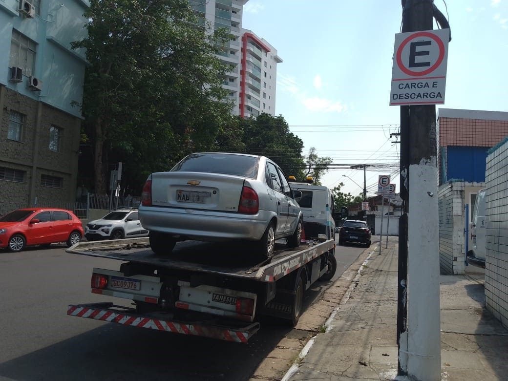 Mais de cem veículos são autuados por estacionamento irregular na zona Sul de Manaus