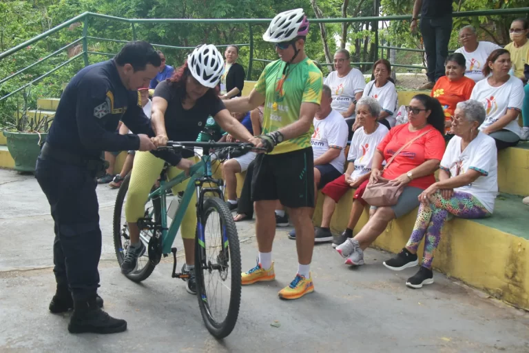 Idosos aprendem a andar de bicicleta com projeto lançado pela Prefeitura de Manaus