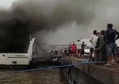 Incêndio toma conta de embarcação com passageiros no porto de Manaus