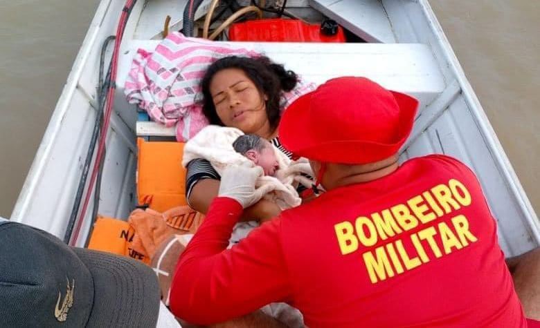 Mãe entra em trabalho de parto e bebê nasce em bote no Amazonas